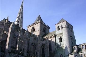 hotel le relais de launay -pardon de saint yves-Cathédrale Saint Tugdual