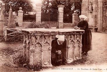 hotel le relais de launay -Trégoroises effectuant un voeu, en passant sous l'ancien autel de l'église de Minihy-Tréguier, 