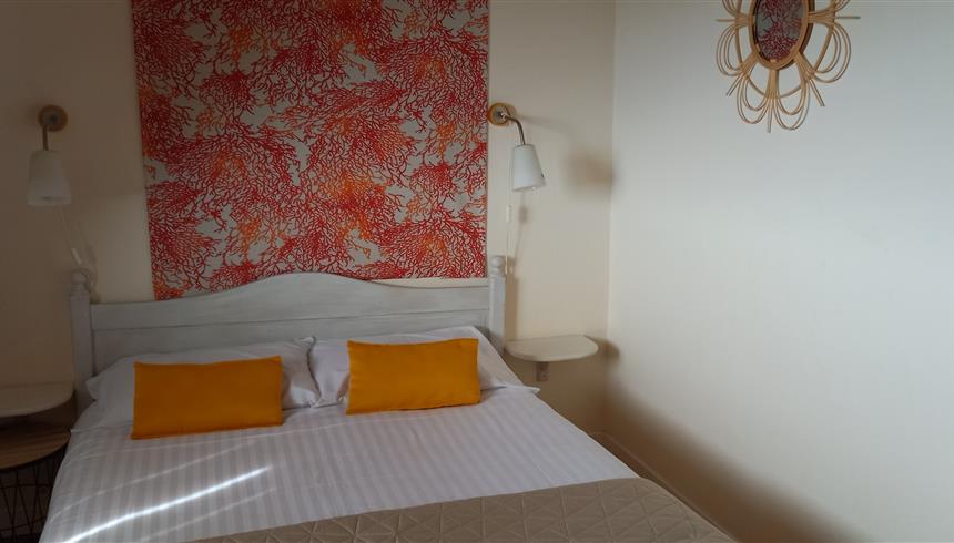 chambre n°7,vue latérale mer et jardin